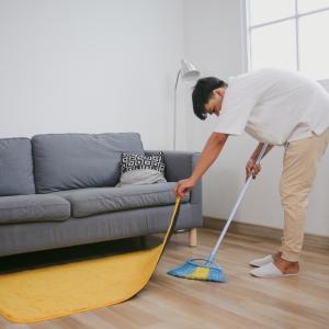 Виц: Кога мъжът започва да подрежда вкъщи? 