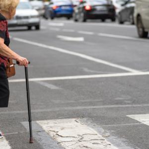 Виц: Виц: Баба от Враца моли младеж да я преведе през светофара