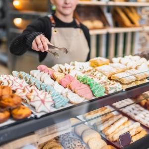 Виц: Капризният клиент в сладкарницата