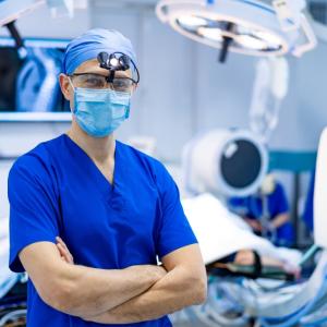 Виц: Хирург се интересува какви случаи има за днес