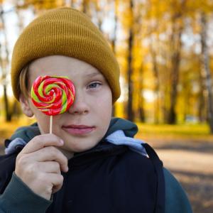 Виц: Детенце, не яж толкова бонбони, защото не е полезно!