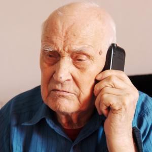 Порция смях: Мъж звъни в общината, за да чуе виц