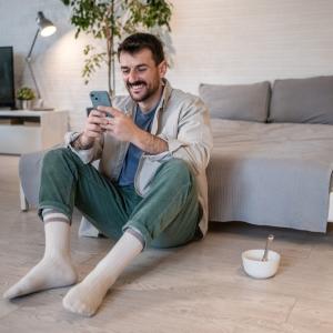 Виц: Тате, мама поръча да ходиш из хола по чорапи