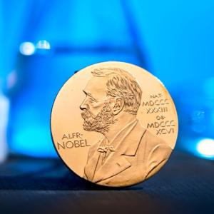 Нобеловата награда за физиология или медицина 2025 отива при Мери Бранкоу, Фред Рамсдел и Шимон Сакагучи