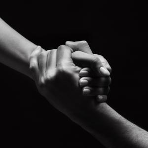3 подсъзнателни трика в общуването, които карат хората да ви се доверяват мигновено