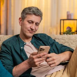 Виц: Търсят тъщата по телефона