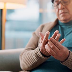 Чревните бактерии може да са свързани с Паркинсон (и да подскажат изненадващо просто лечение)