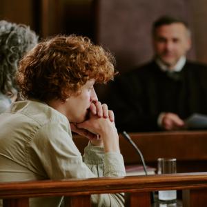 Виц: Обвиняеми, защо сте влезли три пъти чрез взлом в магазина?