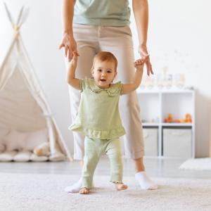 Детето опитва да ходи