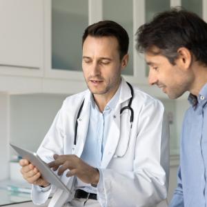 Виц: Докторе, сериозно ли е?