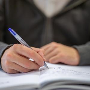 Той видя, че навън вали, и си легна пак: Има ли запетая пред 