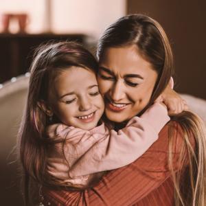 Родители, прегръщайте децата си