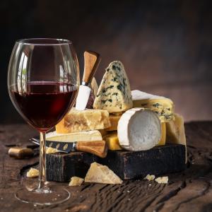 Месец февруари: Любов, сирене, вино