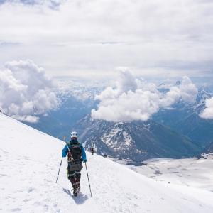 Виц: Алпинист се откъсва от скалата и полита в пропастта