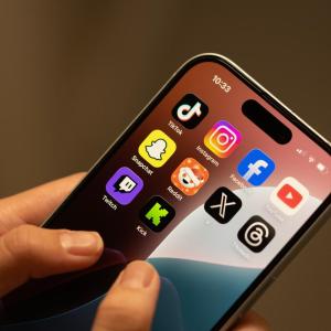 Стотици хиляди младежи са зависими от социалните медии