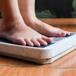 Учени установиха коя е най-опасната възраст за напълняване