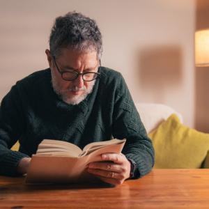 Виц: Как габровец чете книга вечер