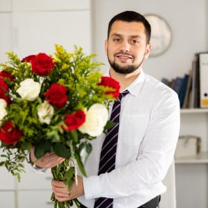 Виц: Кога мъжът носи цветя на жена си без повод?