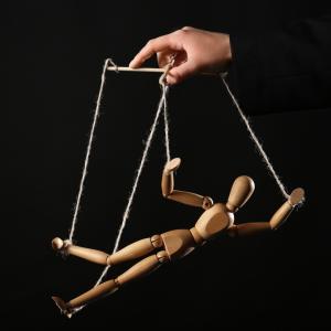 5 „кукички“, с които емоционалните насилници успяват да подмамят дори силните жени