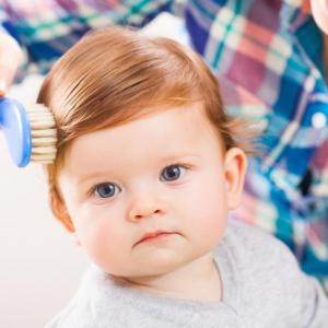 Защо пада косата на бебето