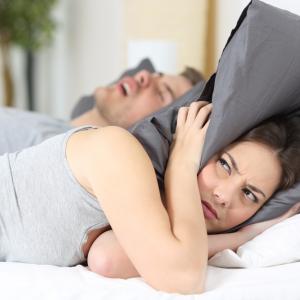 Да преборим хъркането със… стегнати чорапи