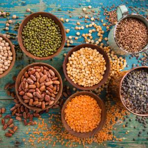 Повече бобови и по-малко червено месо подобряват здравето на мъжете