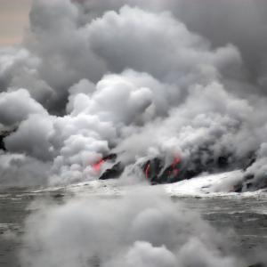 Край Япония се появи нов остров след мощното изригване на подводен вулкан