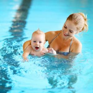 С бебе на плуване – какво трябва да знаете