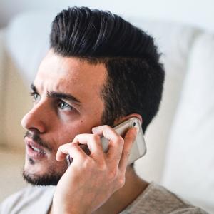 Виц: Ало, скъпа, след работа ще пием бира с приятели