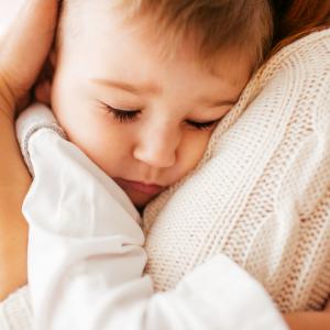 Детето се нуждае от поне 12 прегръдки на ден, за да расте здраво