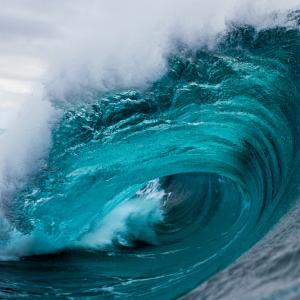 Плаваща електроцентрала добива ток от морските вълни