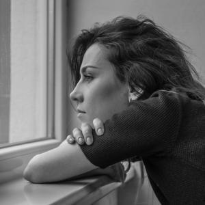 Анатомия на носталгията: 4 неочаквани причини защо мозъкът ни кара да вярваме, че „миналото беше по-хубаво“