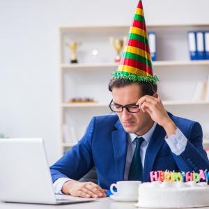 Американец спечели дело за $450 000 за нежелано парти за рождения му ден в офиса