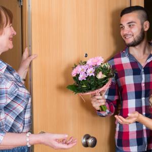 Свекървата според зодията (и как да преживеете нейното гостуване)