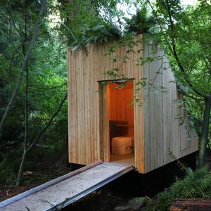 Първата в света „захранвана от гъби“ тоалетна, която работи без вода, се появи в ботаническа градина