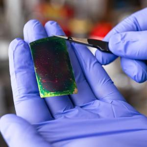 Инженери разработват тънко покритие, което прави ИИ чиповете по-бързи и по-енергийно ефективни