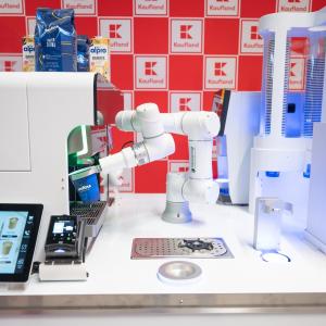  Първият в Европа робот бариста RobotAnno Al приготвя персонализирани напитки в Kaufland