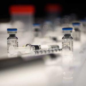 Френската агенция по лекарствата анализира страничните ефекти от ваксинитe срещу COVID-19
