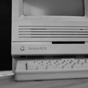  Вижте какво се случва, когато сърфирате в интернет с Mac Plus от 1986 г.
