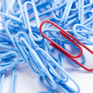 Вижте как този кламер запазва формата си като по чудо!