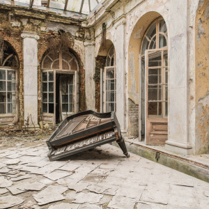 Питай прахта: Ромен Вейон снима изоставените сгради из Европа