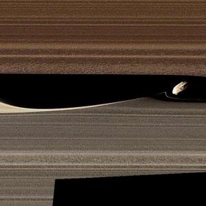 Откриха странни структури в пръстените на Сатурн