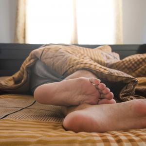  Защо заспиваме по-лесно с отвити крака?