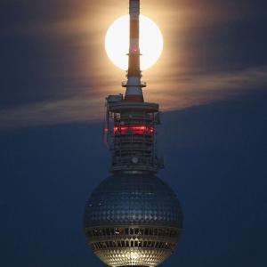 Кадър на деня: Пълнолуние над Берлин