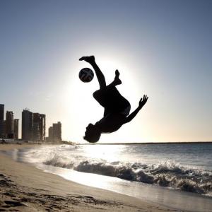 Видео: Уличен фокусник нарушава законите на физиката