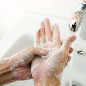Мием ли ръцете си грешно при готвене?