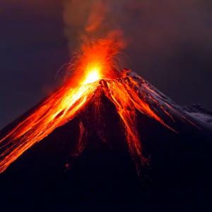 Красотата на изригващите вулкани в 20 страховити снимки