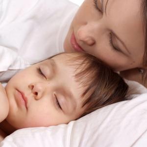 Проучване: самотните майки имат по-малко домашни задължения и спят повече