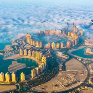 Температурите в Катар са толкова високи, че вече използват климатици и на открито