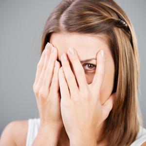 Защо някои хора са по-стеснителни? Можем ли да го променим?